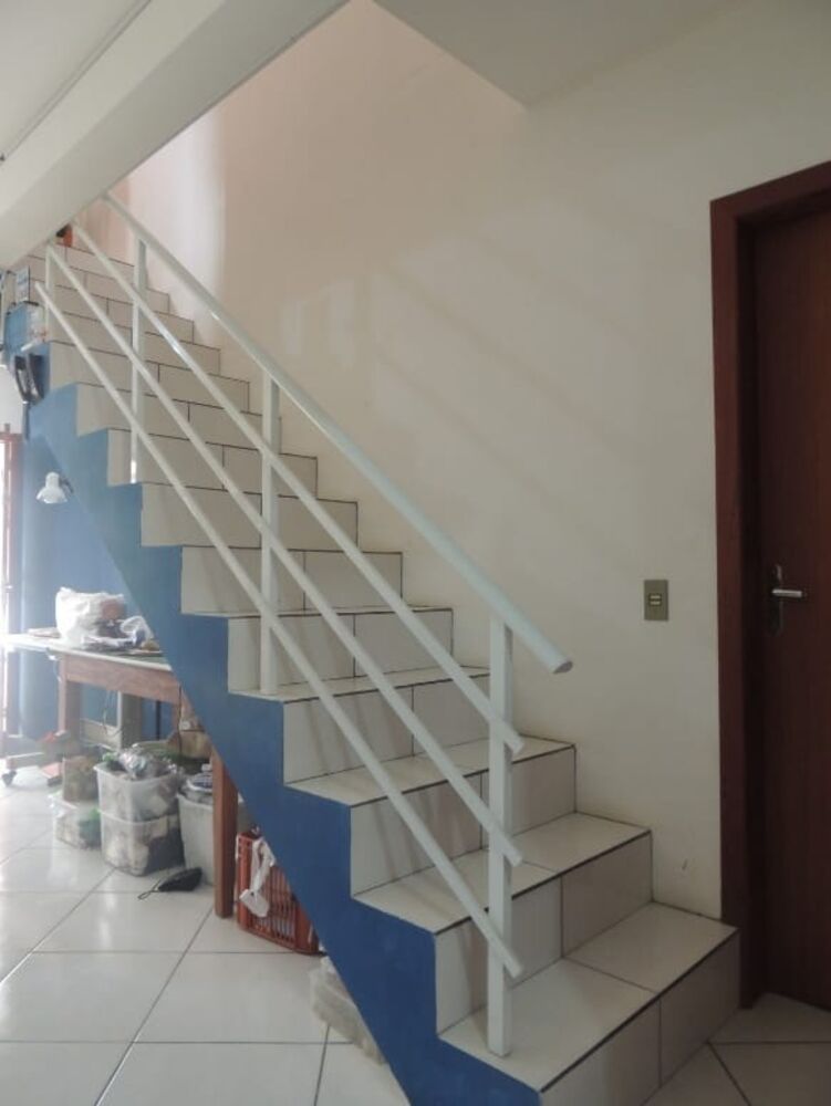 Casa à venda com 2 quartos, 64m² - Foto 1