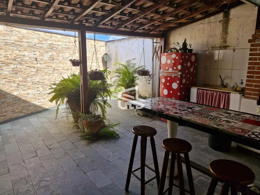 Casa à venda com 3 quartos, 230m² - Foto 1