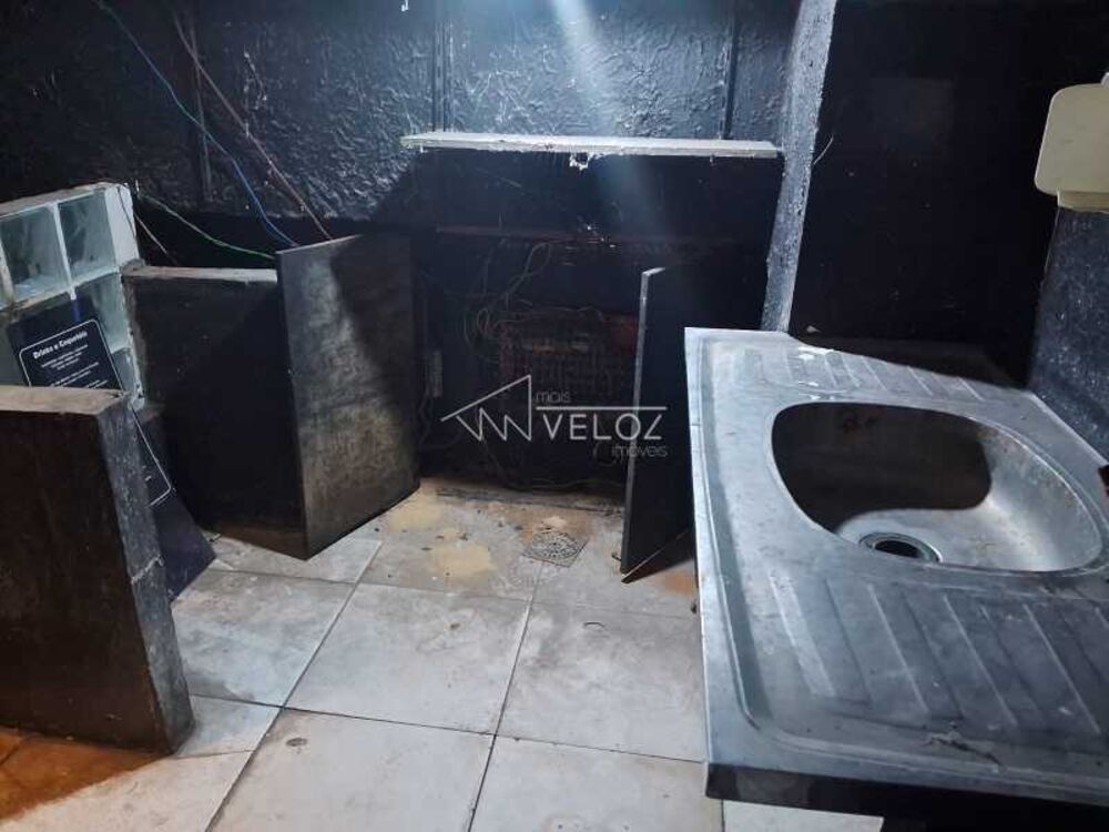 Casa Comercial à venda com 3 quartos, 300m² - Foto 2