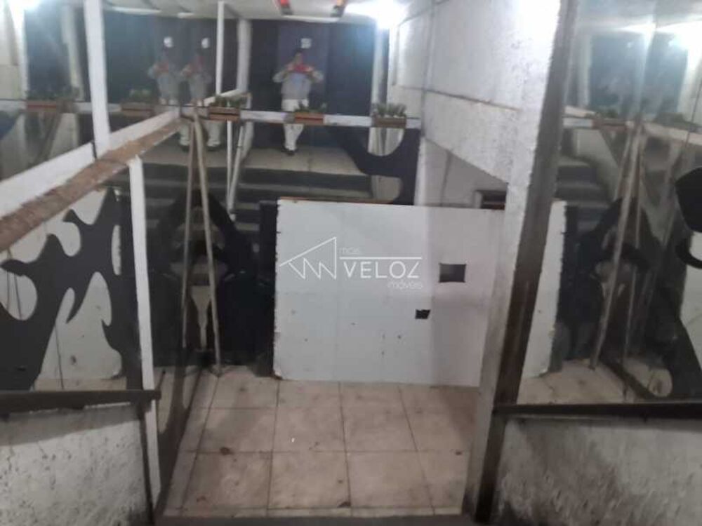 Casa Comercial à venda com 3 quartos, 300m² - Foto 4