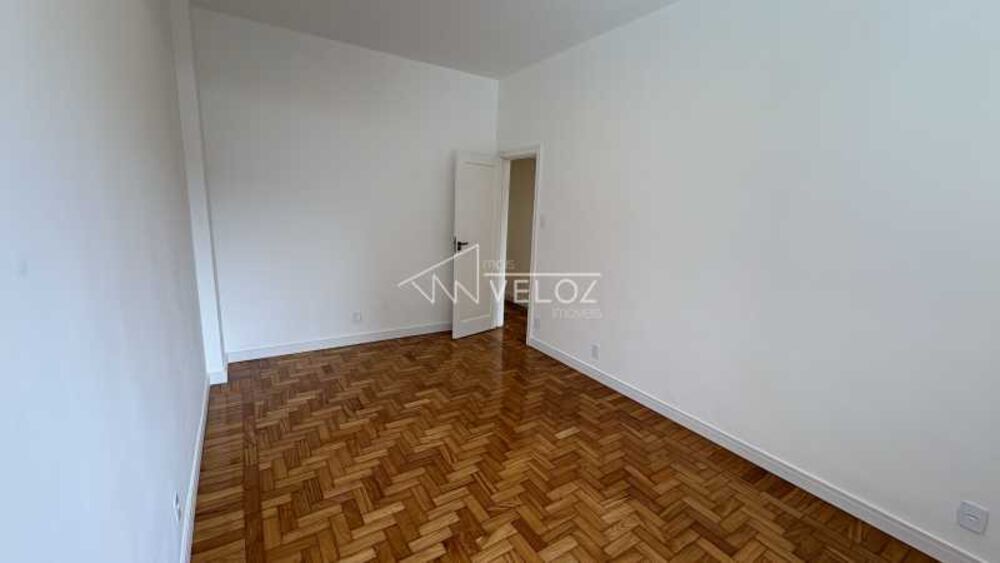 Apartamento à venda com 3 quartos, 131m² - Foto 2