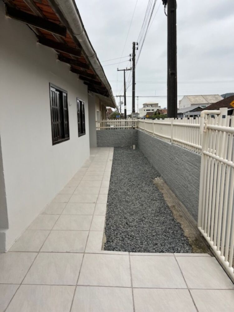 Casa à venda e aluguel com 7 quartos, 200m² - Foto 1