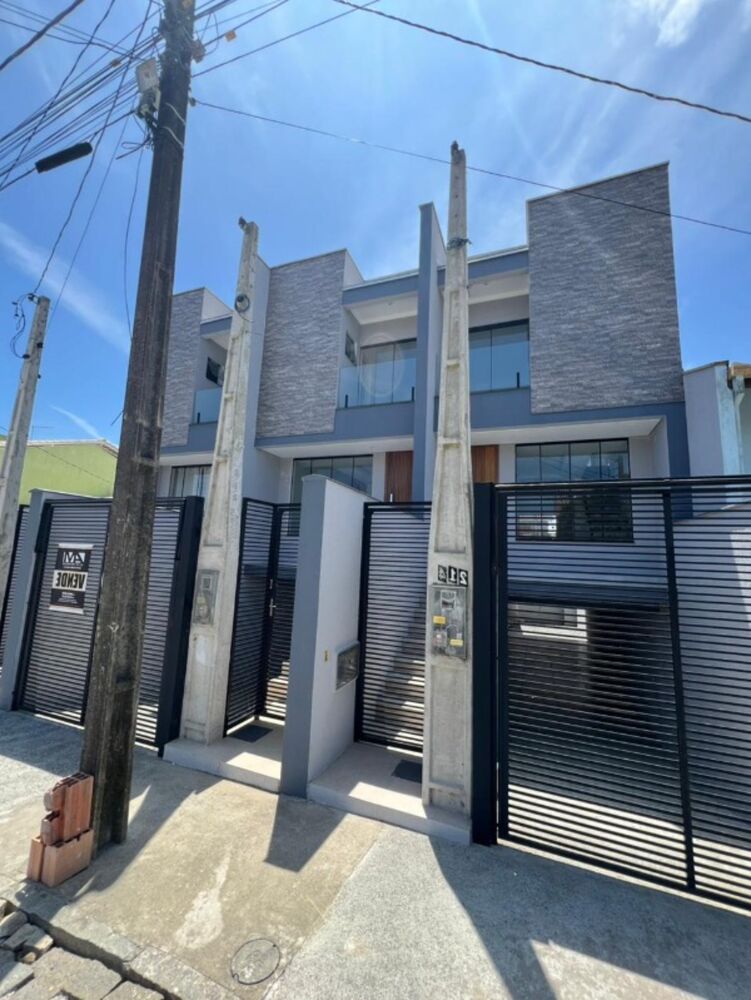 Casa à venda com 3 quartos, 100m² - Foto 1