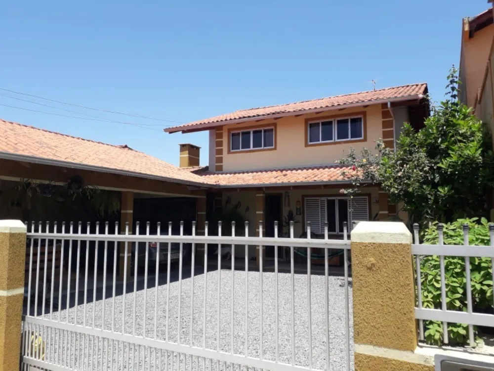 Casa, 6 quartos, 216 m² - Foto 1