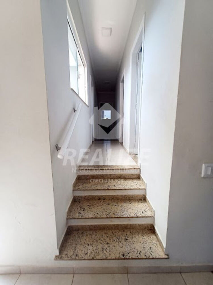 Casa à venda com 4 quartos, 135m² - Foto 1