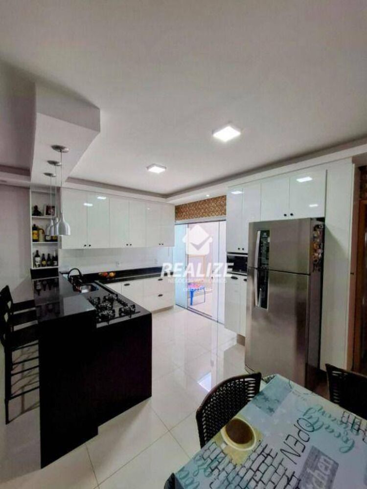 Casa à venda com 2 quartos, 110m² - Foto 2