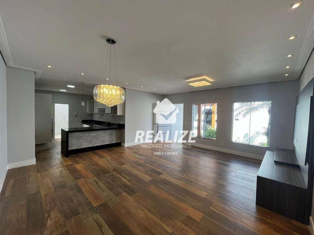 Casa à venda com 3 quartos, 232m² - Foto 1