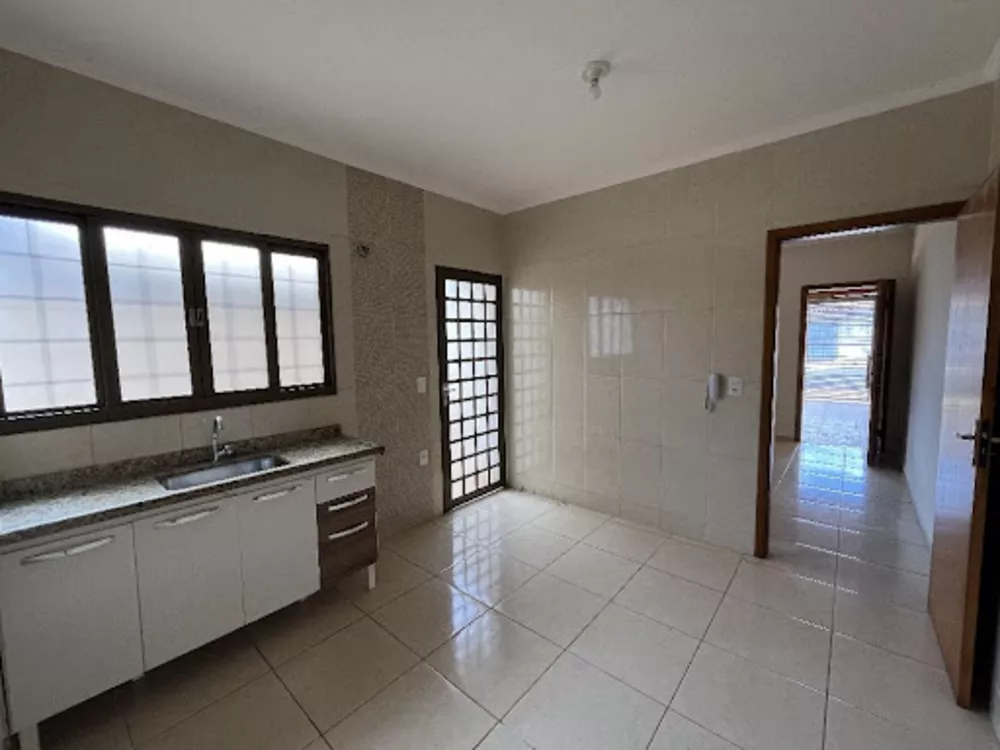 Casa à venda com 2 quartos, 80m² - Foto 3