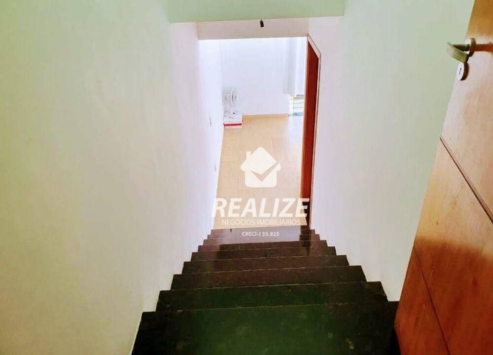 Casa à venda com 3 quartos, 300m² - Foto 2