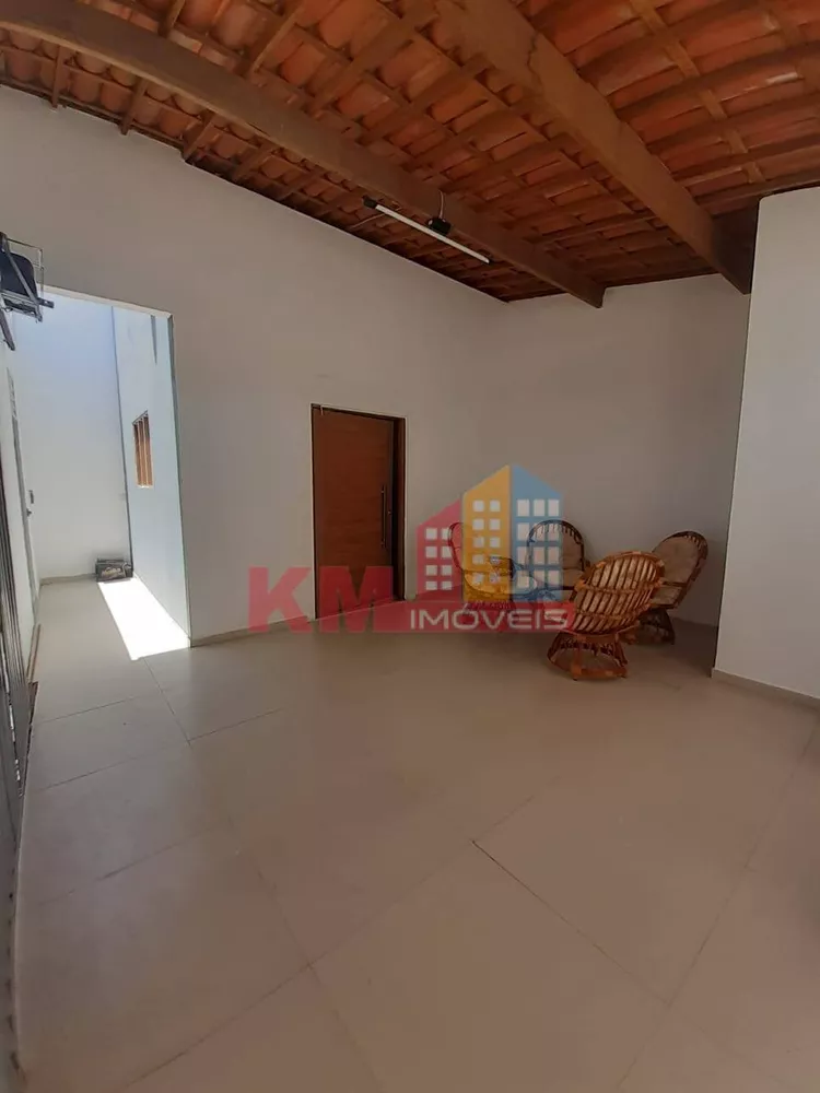 Casa à venda com 2 quartos, 135m² - Foto 2