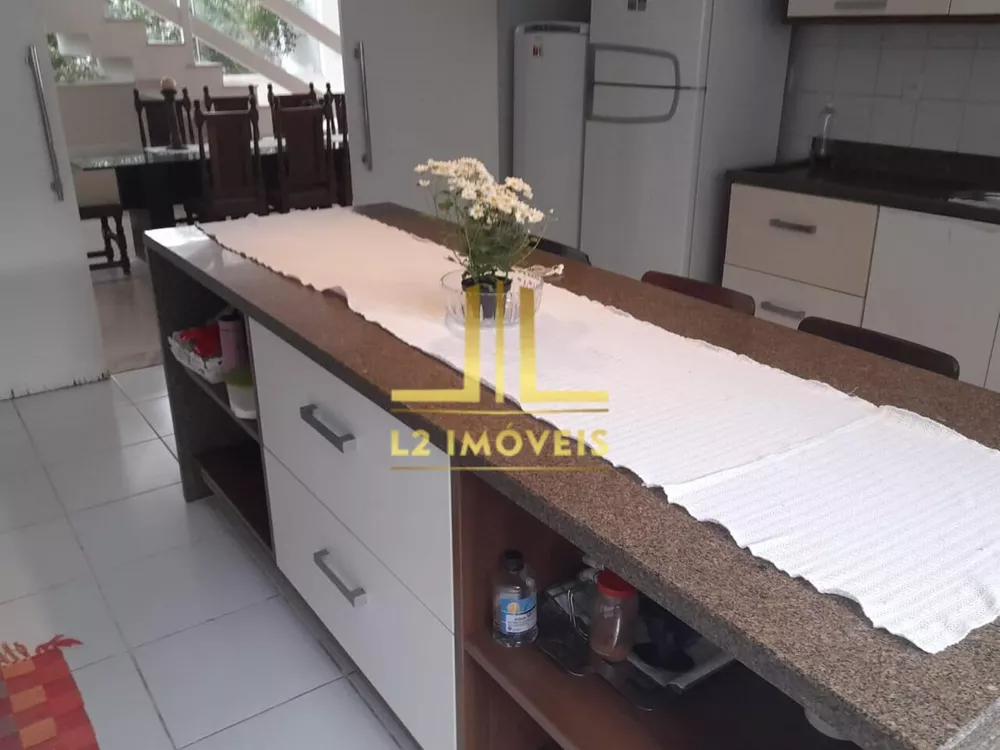 Casa à venda com 6 quartos, 600m² - Foto 2