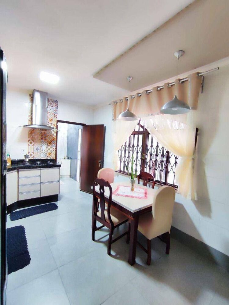Casa à venda com 3 quartos, 219m² - Foto 1