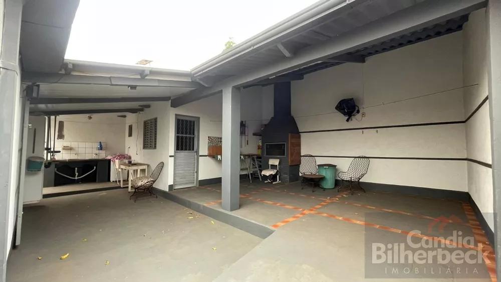 Casa à venda com 4 quartos, 250m² - Foto 3