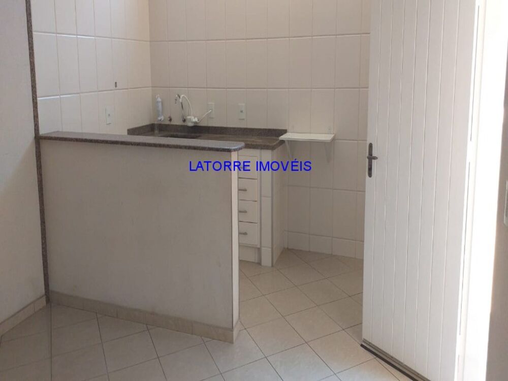 Casa à venda com 2 quartos, 250m² - Foto 1