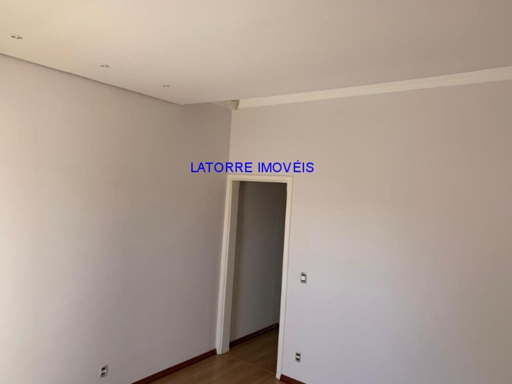Casa à venda com 2 quartos, 318m² - Foto 1