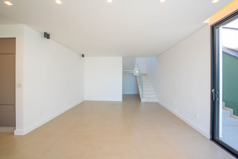 Sobrado à venda com 3 quartos, 300m² - Foto 1