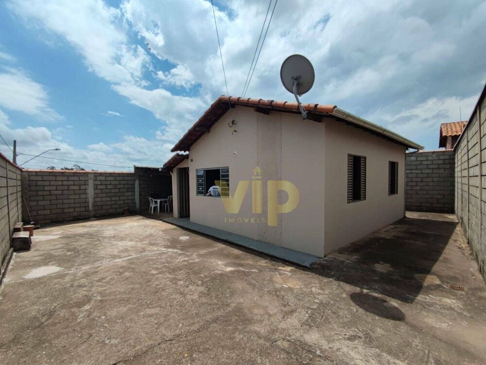 Casa à venda com 2 quartos, 71m² - Foto 1