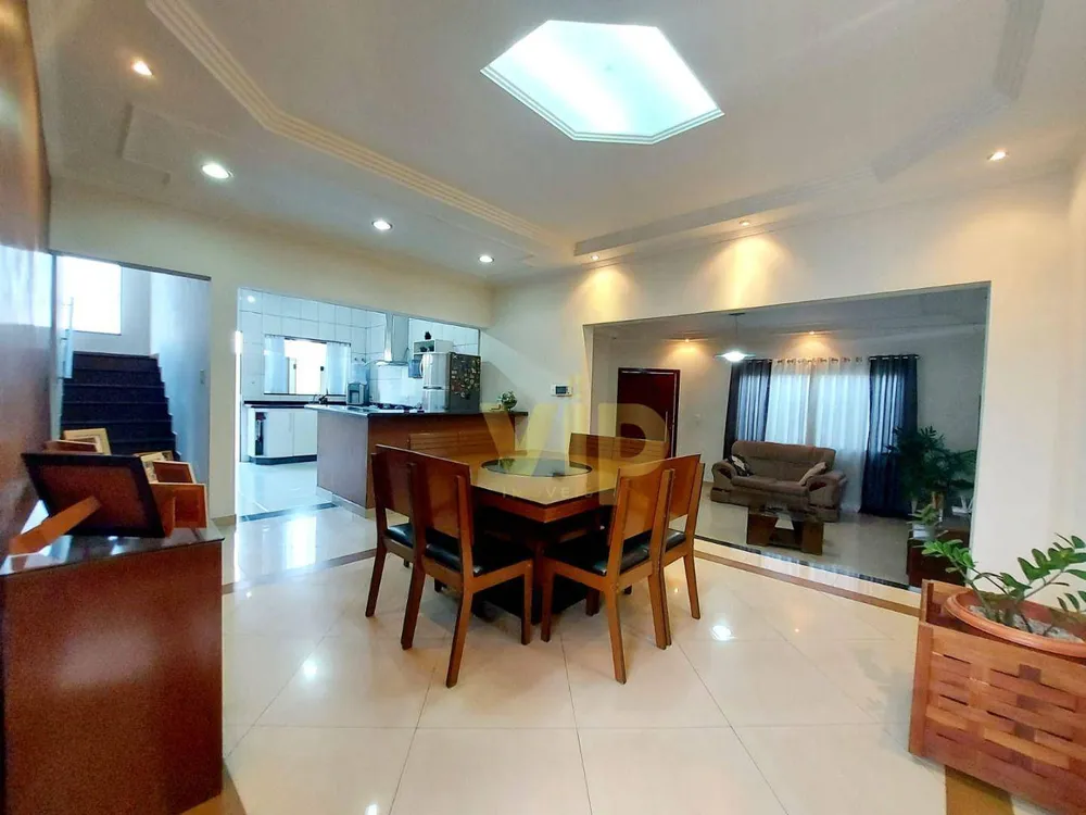 Casa, 4 quartos, 225 m² - Foto 1