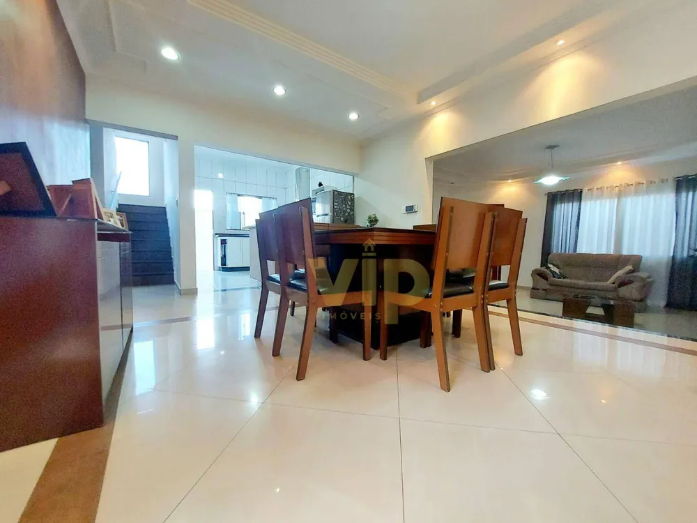 Casa, 4 quartos, 225 m² - Foto 2