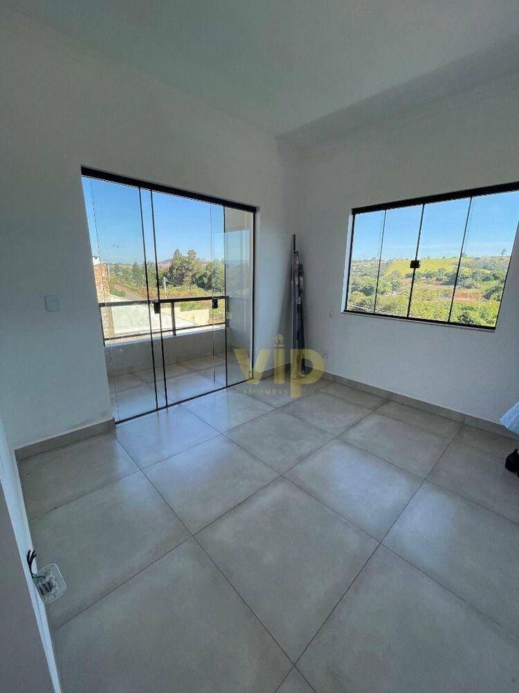 Casa à venda com 3 quartos, 99m² - Foto 1