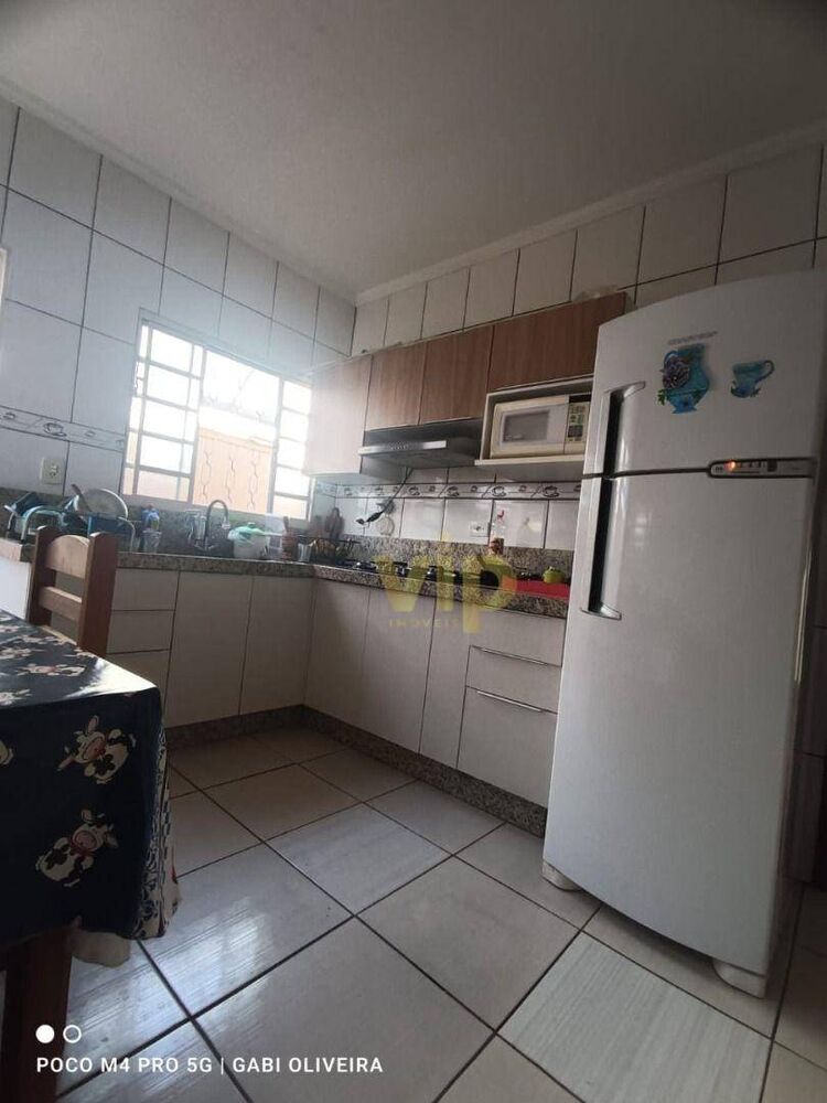 Casa à venda com 3 quartos, 100m² - Foto 1