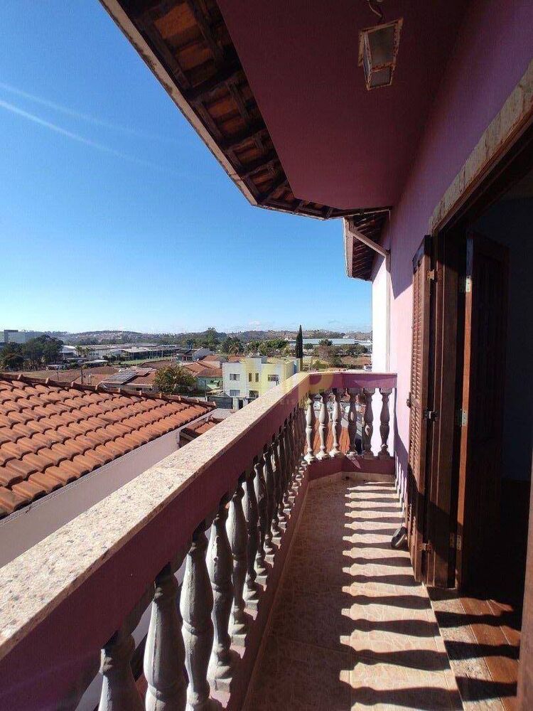 Sobrado à venda com 3 quartos, 442m² - Foto 1