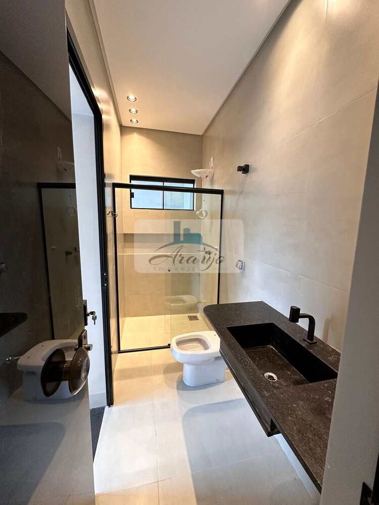 Casa à venda com 3 quartos, 235m² - Foto 1