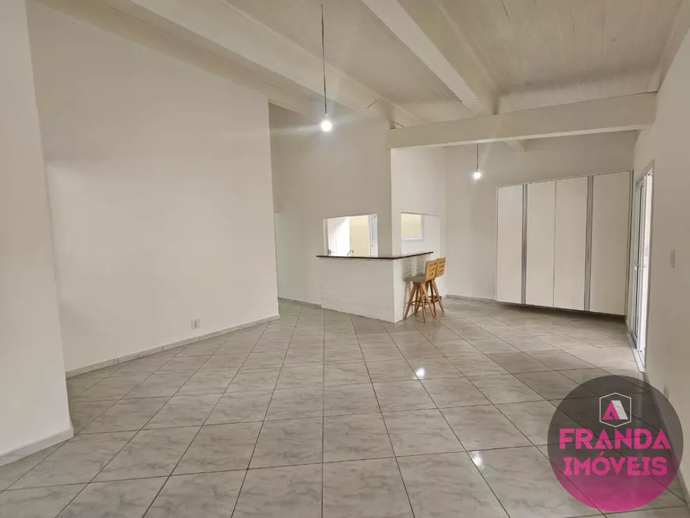 Casa à venda e aluguel com 3 quartos, 185m² - Foto 1