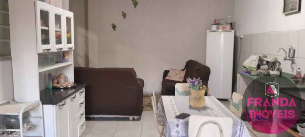 Casa à venda com 4 quartos, 222m² - Foto 1