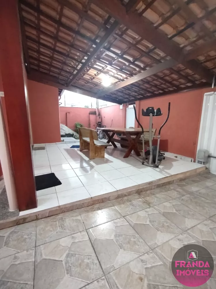 Casa à venda com 3 quartos, 150m² - Foto 1