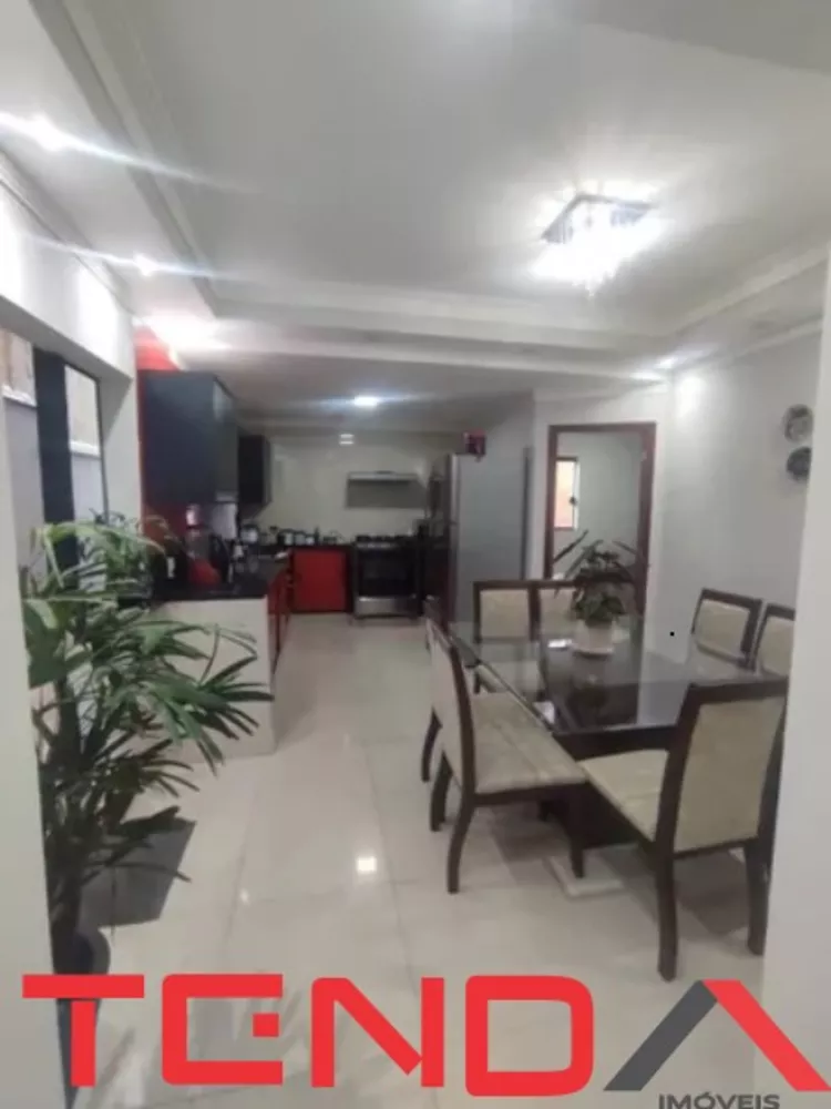 Casa para alugar com 4 quartos, 240m² - Foto 2