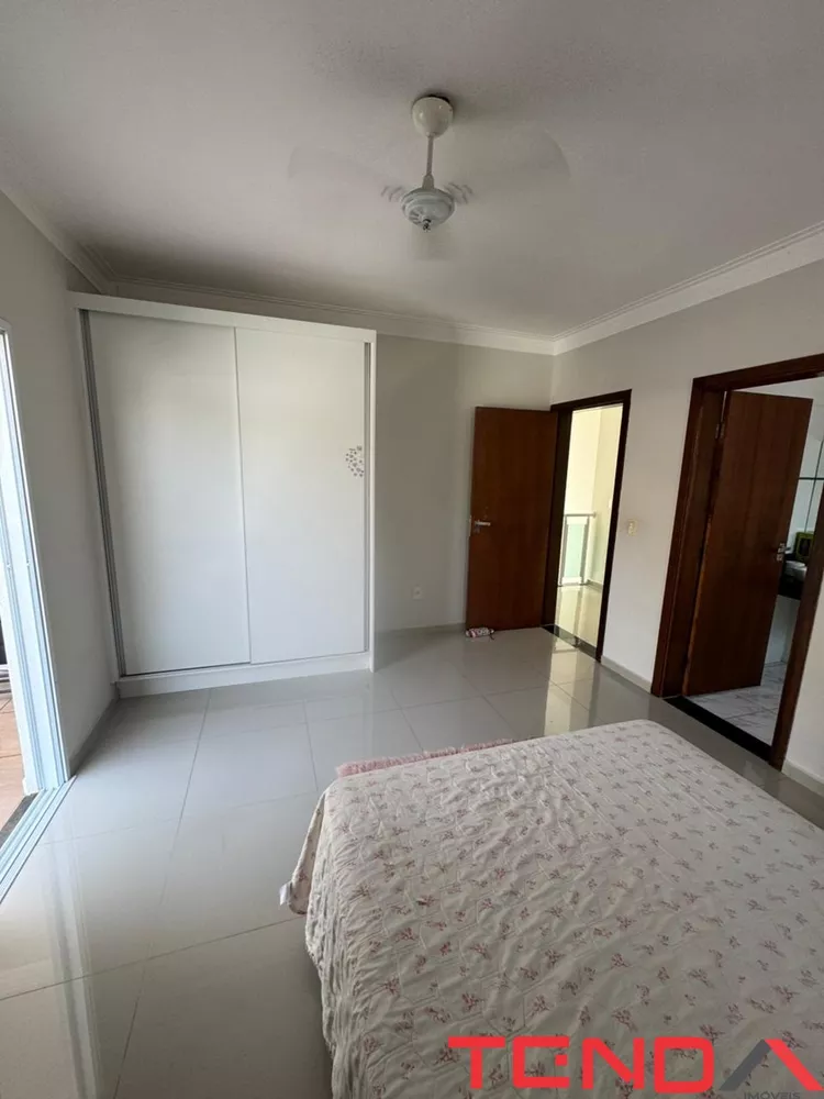 Casa à venda com 4 quartos, 350m² - Foto 2