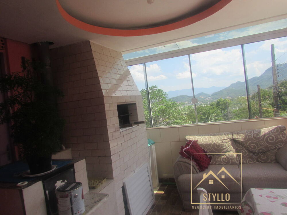 Casa à venda com 5 quartos, 140m² - Foto 2