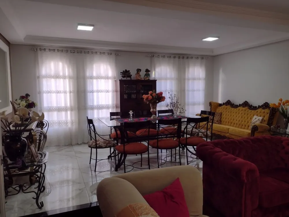 Casa, 3 quartos, 233 m² - Foto 2