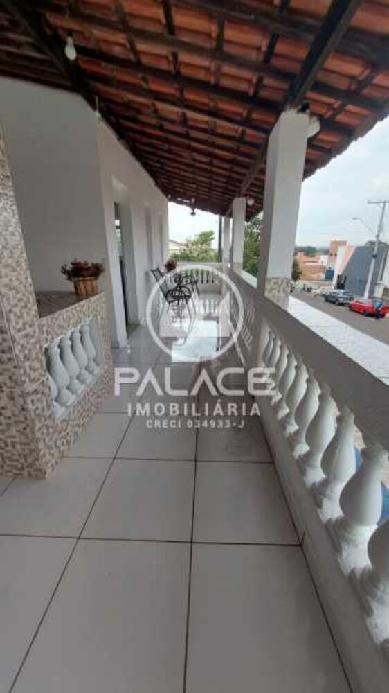 Casa à venda com 3 quartos, 242m² - Foto 1