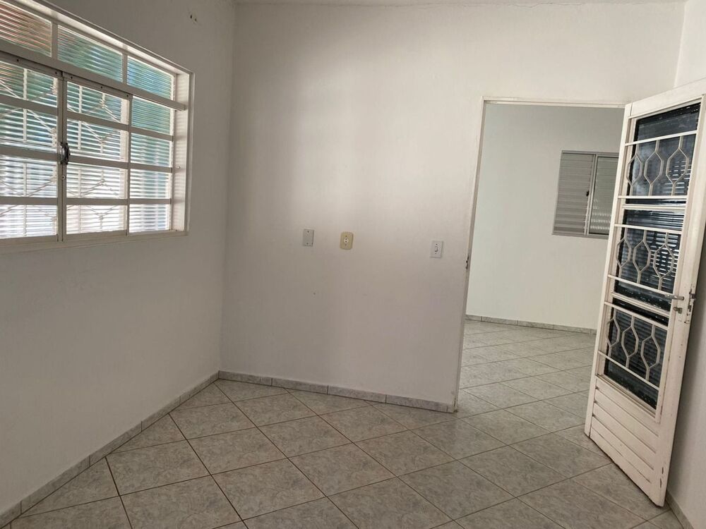 Casa à venda com 2 quartos, 300m² - Foto 4