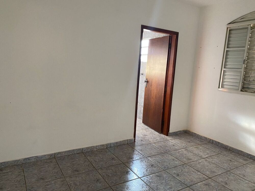 Casa à venda com 2 quartos, 300m² - Foto 3