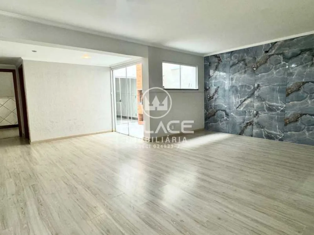 Casa, 3 quartos, 256 m² - Foto 1