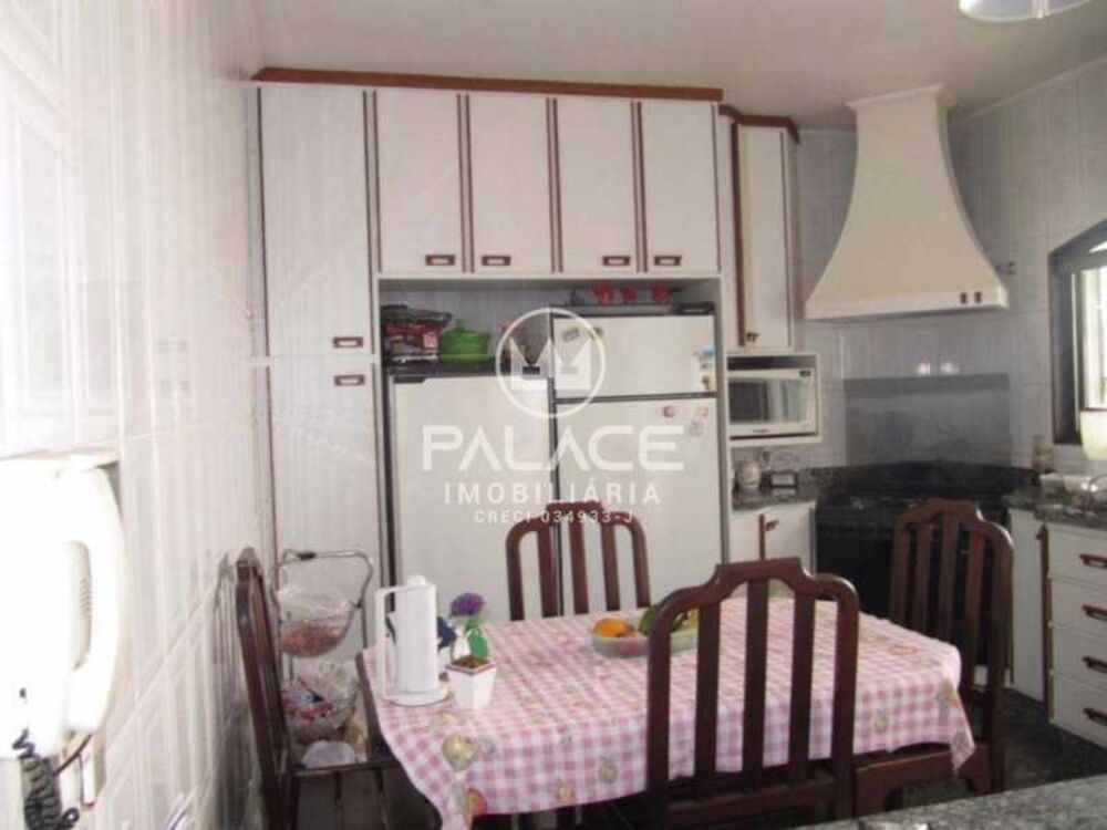 Casa à venda com 3 quartos, 250m² - Foto 2