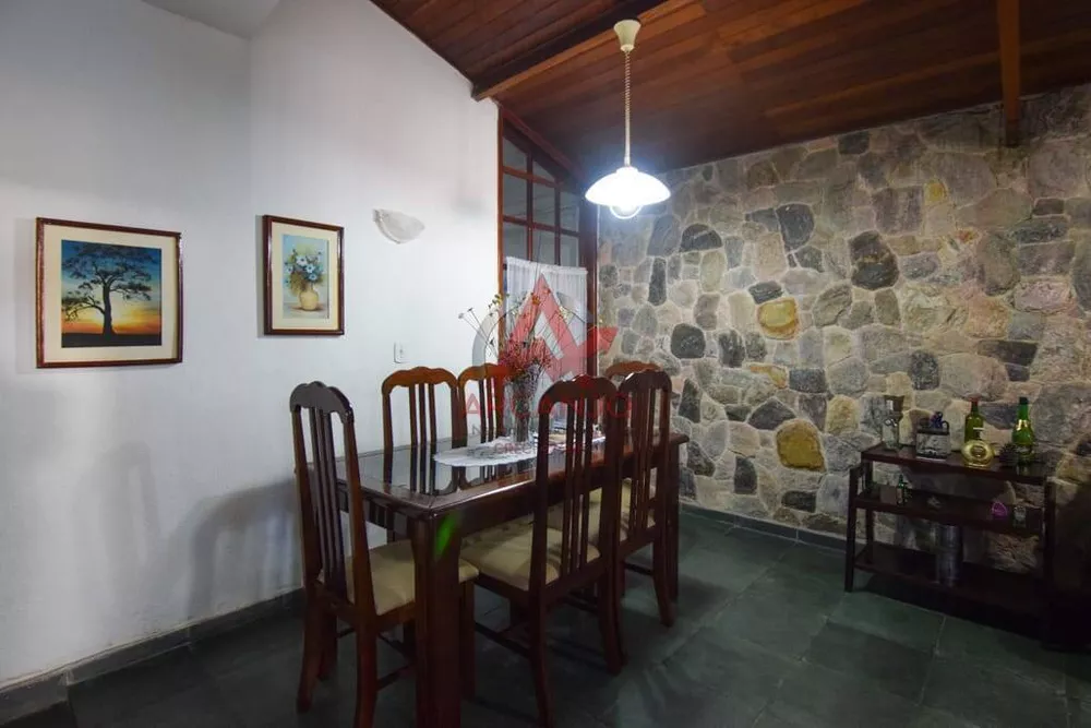 Casa, 7 quartos, 202 m² - Foto 1