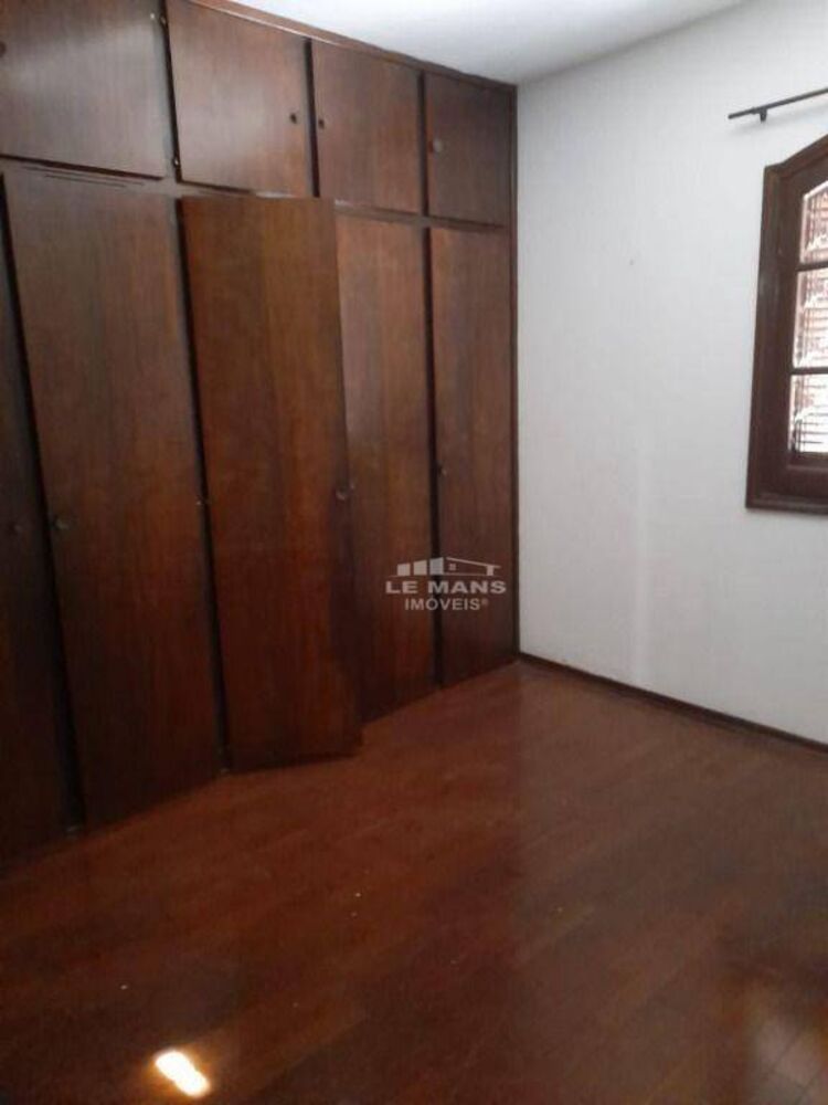 Casa à venda com 3 quartos, 211m² - Foto 1