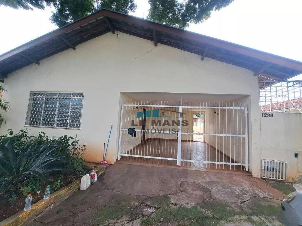 Casa à venda e aluguel com 3 quartos, 240m² - Foto 1