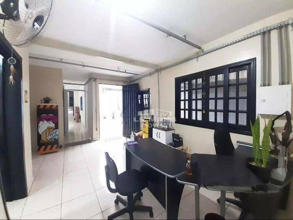 Casa à venda com 9 quartos, 204m² - Foto 3