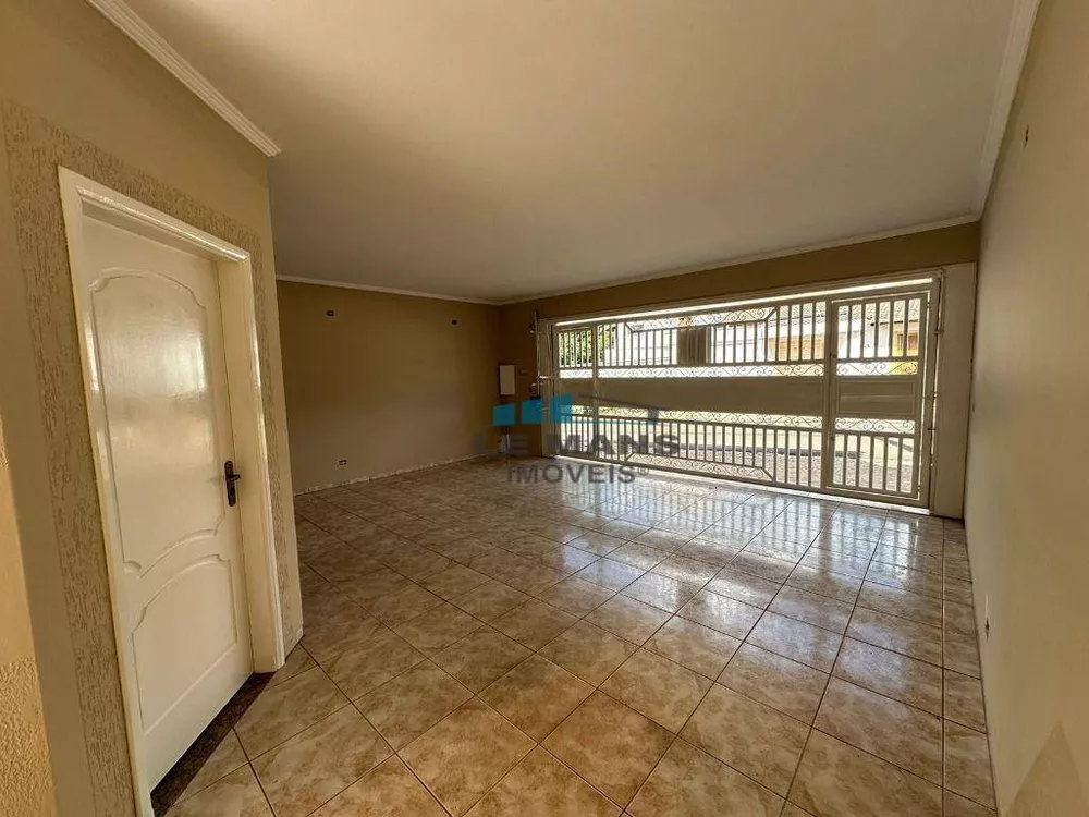 Casa à venda com 3 quartos, 231m² - Foto 3