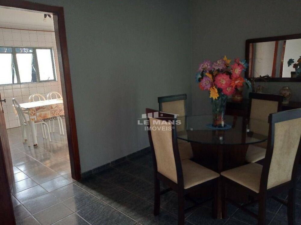 Casa à venda com 3 quartos, 258m² - Foto 4