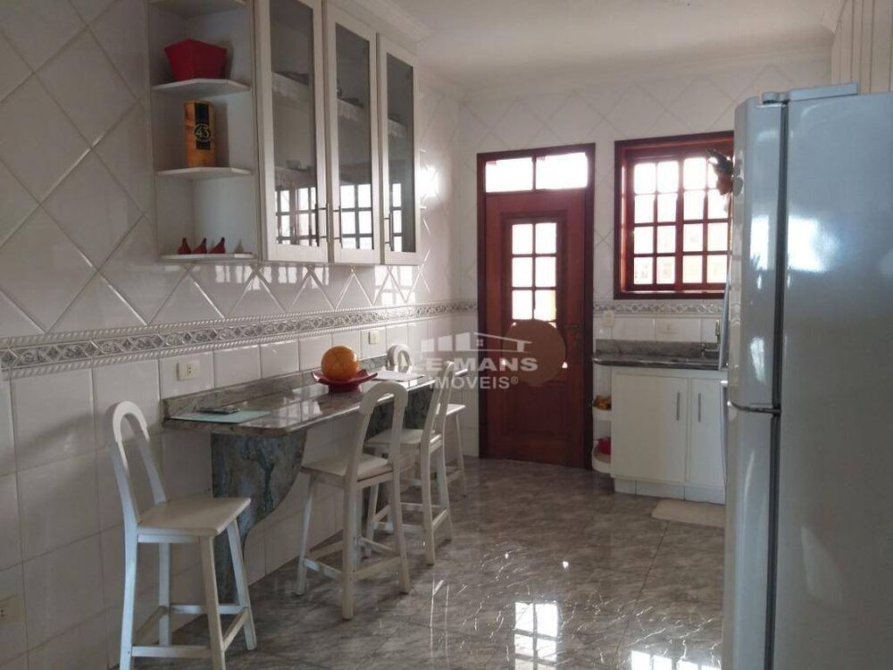 Casa à venda com 3 quartos, 226m² - Foto 4