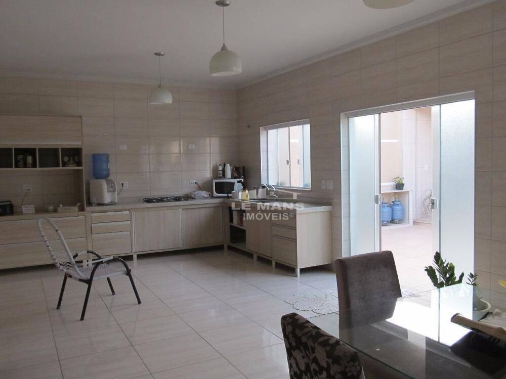 Casa, 4 quartos, 250 m² - Foto 1