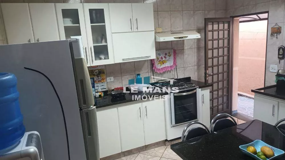 Casa à venda com 3 quartos, 220m² - Foto 4