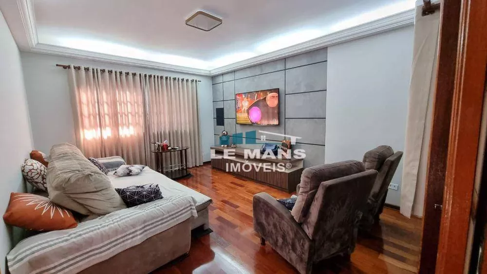 Casa à venda com 3 quartos, 241m² - Foto 1