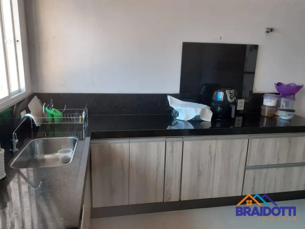 Casa, 4 quartos, 195 m² - Foto 1